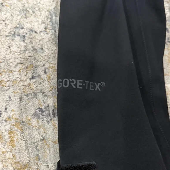 The North Face Men's Black Raincoat - Picture 6 of 8